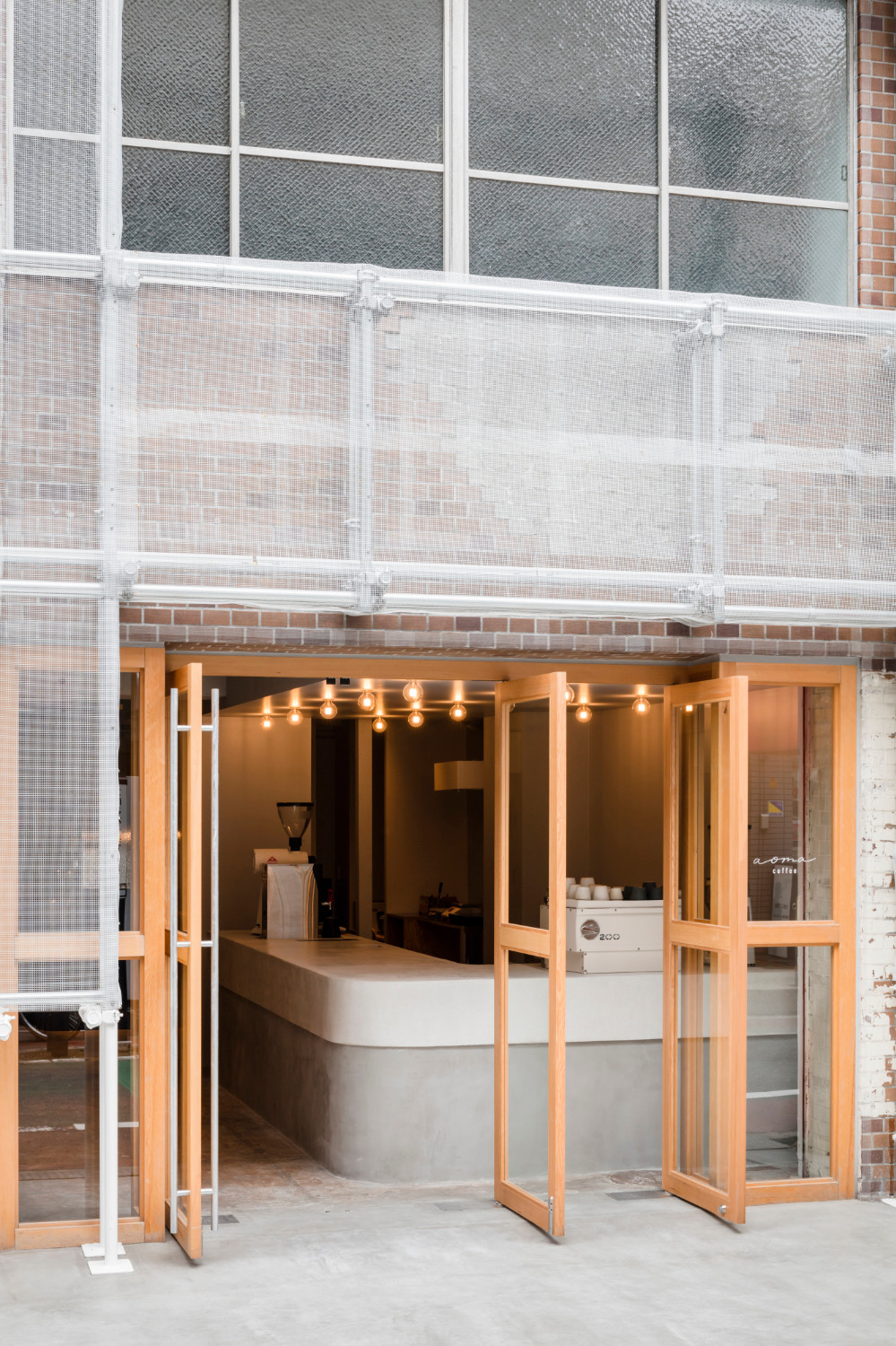 Entworfen und geplant hat das Café Shimpei Oda Architect Office in Zusammenarbeit mit Atelier Loowe.