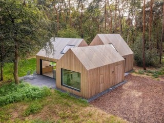 Rückzugsort: Auf einem Waldgrundstück plante das Architekturbüro Hofman Dujardin ein Wochenendhaus mit assoziationsreichem Baukörper.