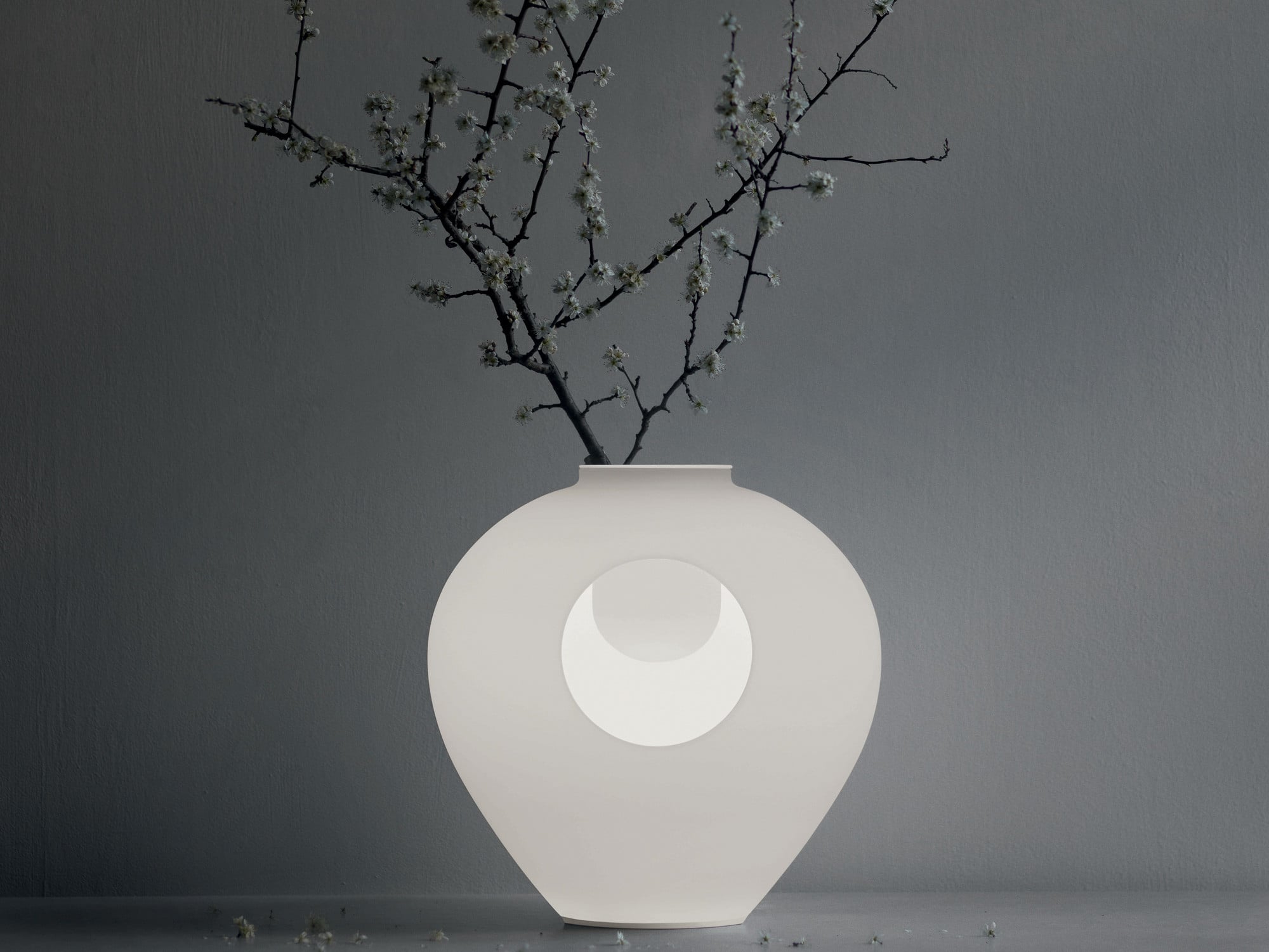 Mit Madre hat der italienische Designer Andrea Anastasio eine Tischleuchte für Foscarini entworfen, die durch ihre Doppelfunktion überrascht. 