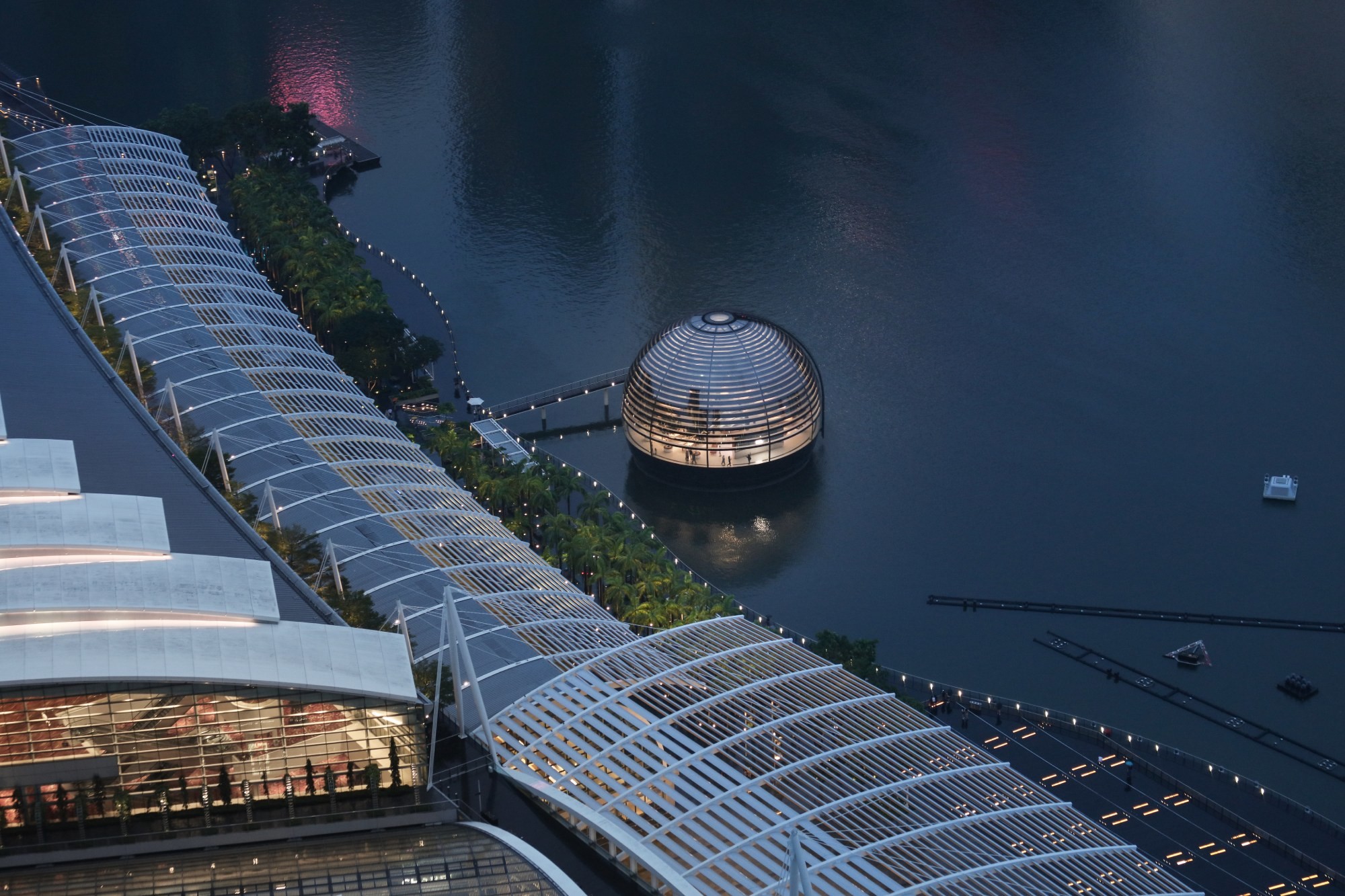 Der gläserne Pavillon ist unweit des Ufers ins Wasser gebaut.