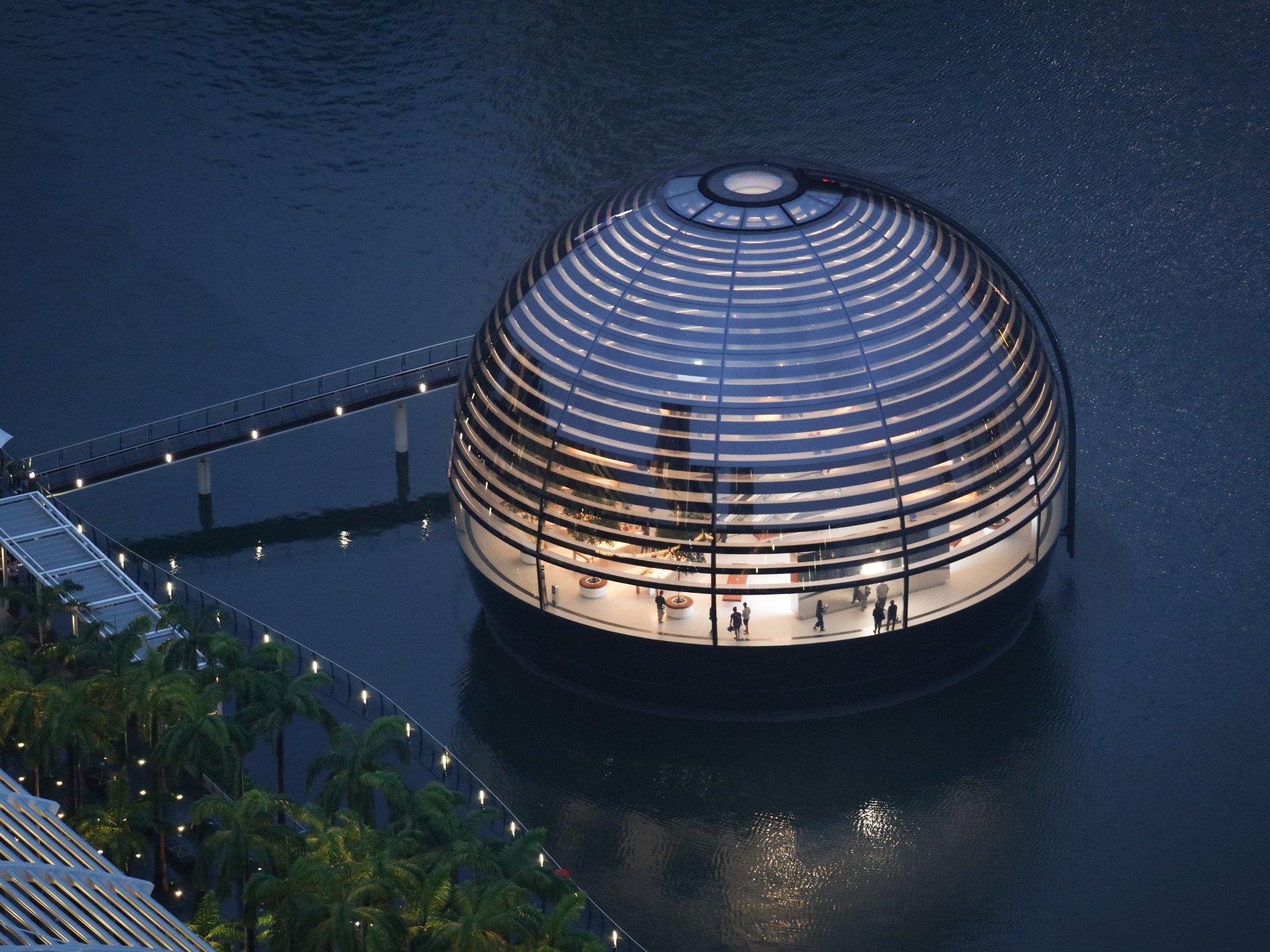 Schwimmende Glaskugel: In der Bucht von Singapur haben Foster + Partners in Kooperation mit Apple ein Fachgeschäft des US-amerikanischen Technologieunternehmens realisiert.