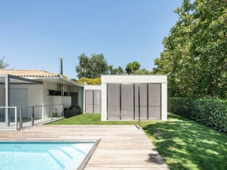Poolhaus mit Understatement: Eine in die Jahre gekommene Villa erweiterten Taillandier Architectes Associés aus Toulouse um einen flachen Anbau.