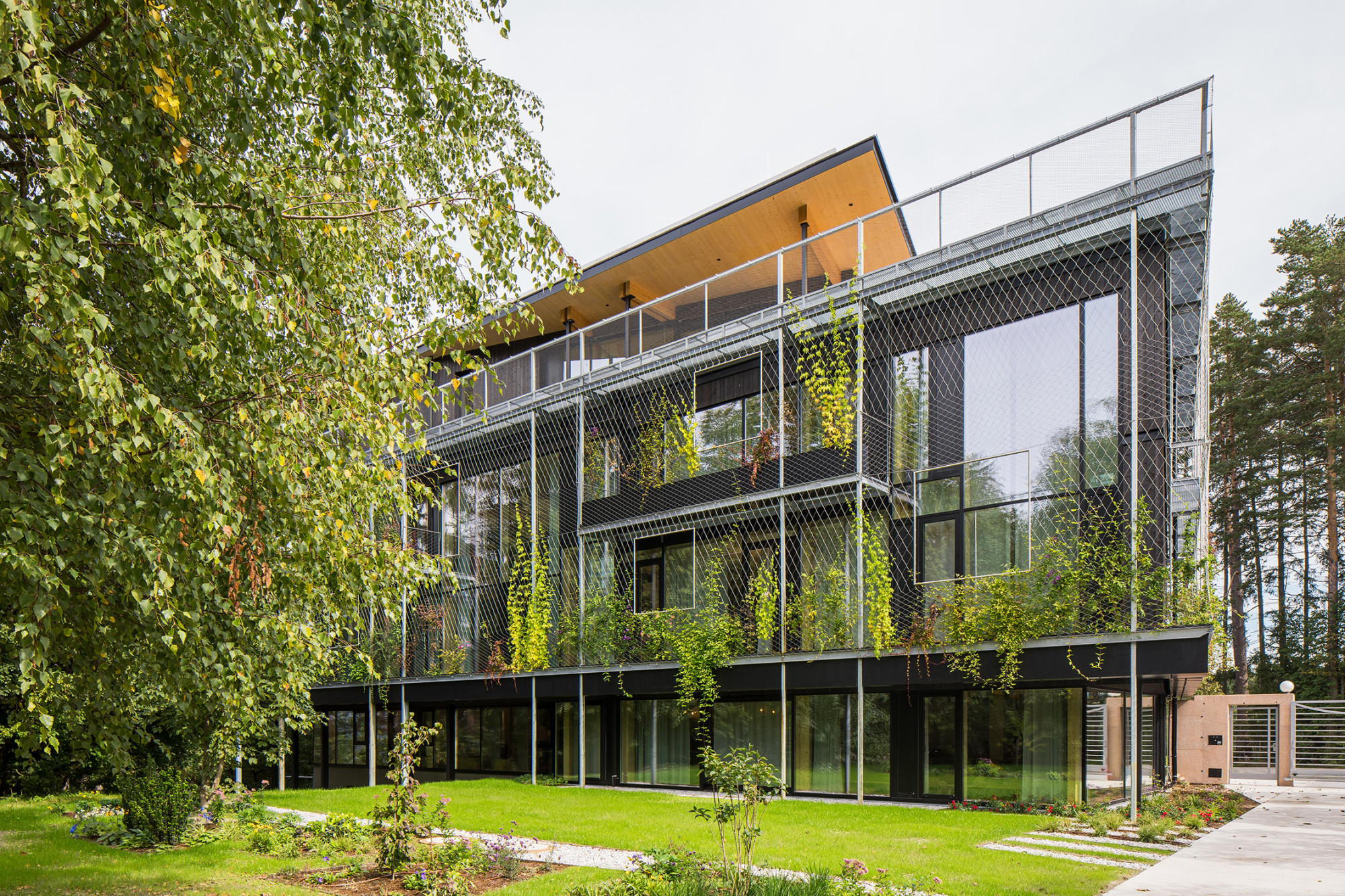 Die Pfosten-Riegel-Fassade dahinter hat großzügige Fensterflächen für gut belichtete Arbeitsplätze.