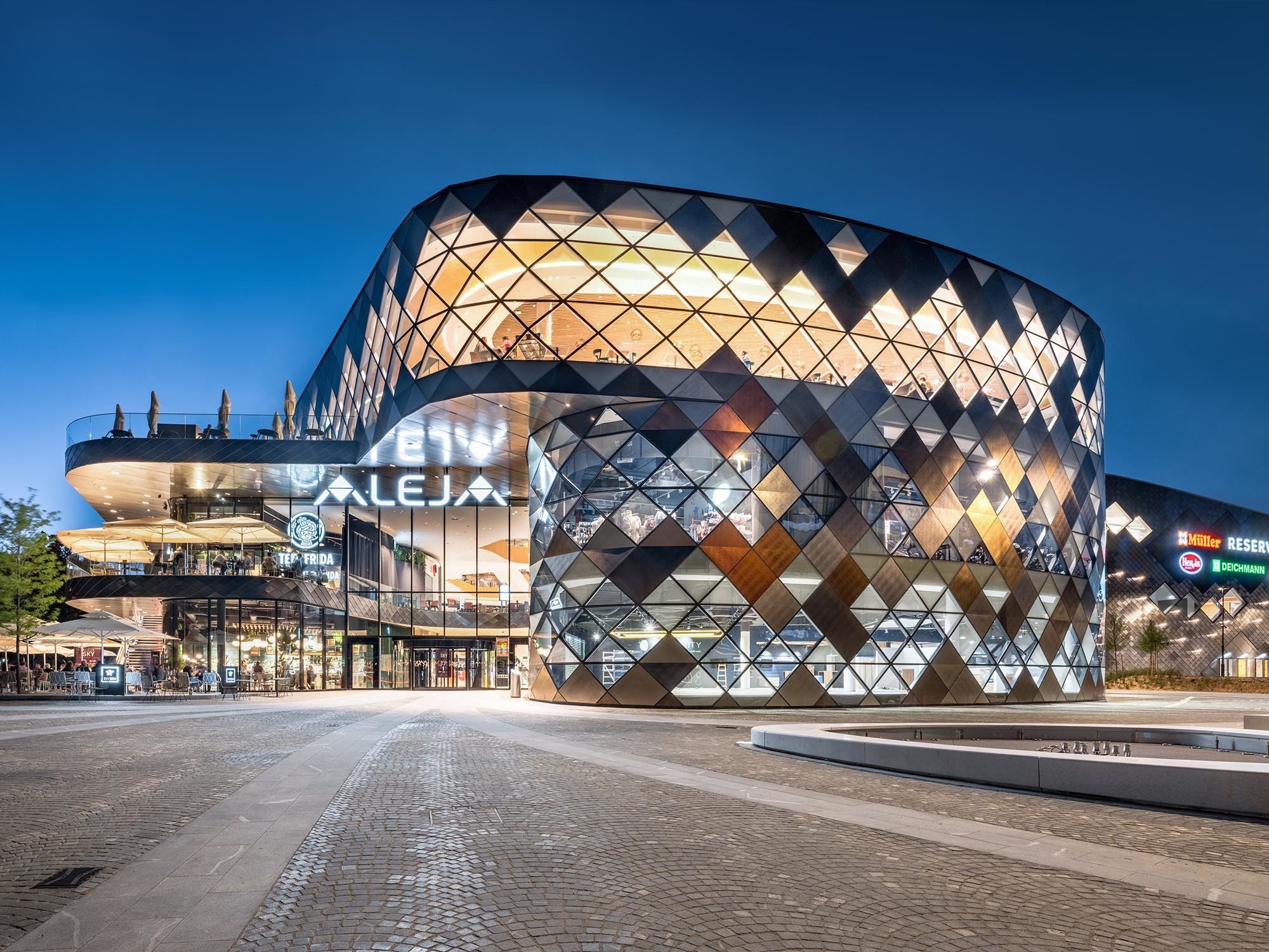 Das Einkaufszentrum Aleja in Ljubljana bietet eine zeitgemäße Mischung aus Verkaufsflächen, Freizeit-, Erholungs- und Sportzonen. Entworfen und umgesetzt wurde der Bau von ATP architekten ingenieure. 