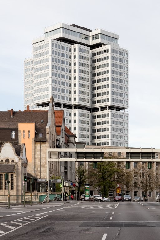 Das Bauwerk  besteht aus einem Stahlbetonkern, in dem sich die Aufzüge und Treppenhäuser befinden.