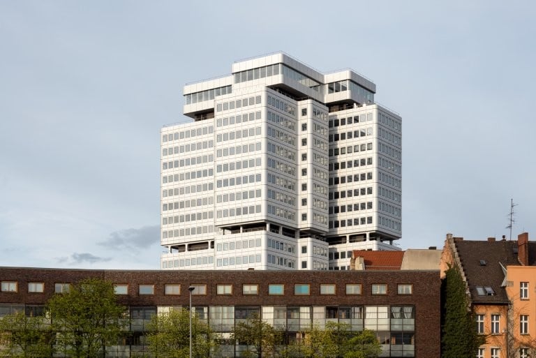 Die Berliner Dependance des Architekturbüros gmp verhalf der silbern schimmernden Hülle mit den sanft abgerundeten Kanten zu ihrem alten Glanz zurück.