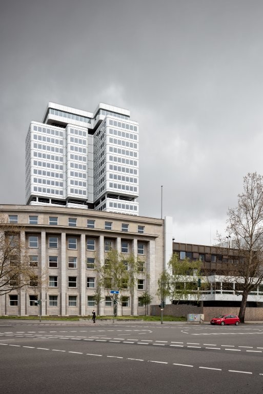 Am Stahlbetonkern des 23-geschossigen Hauses ist eine Stahlrahmenkonstruktion befestigt, die die Büroflächen trägt.
