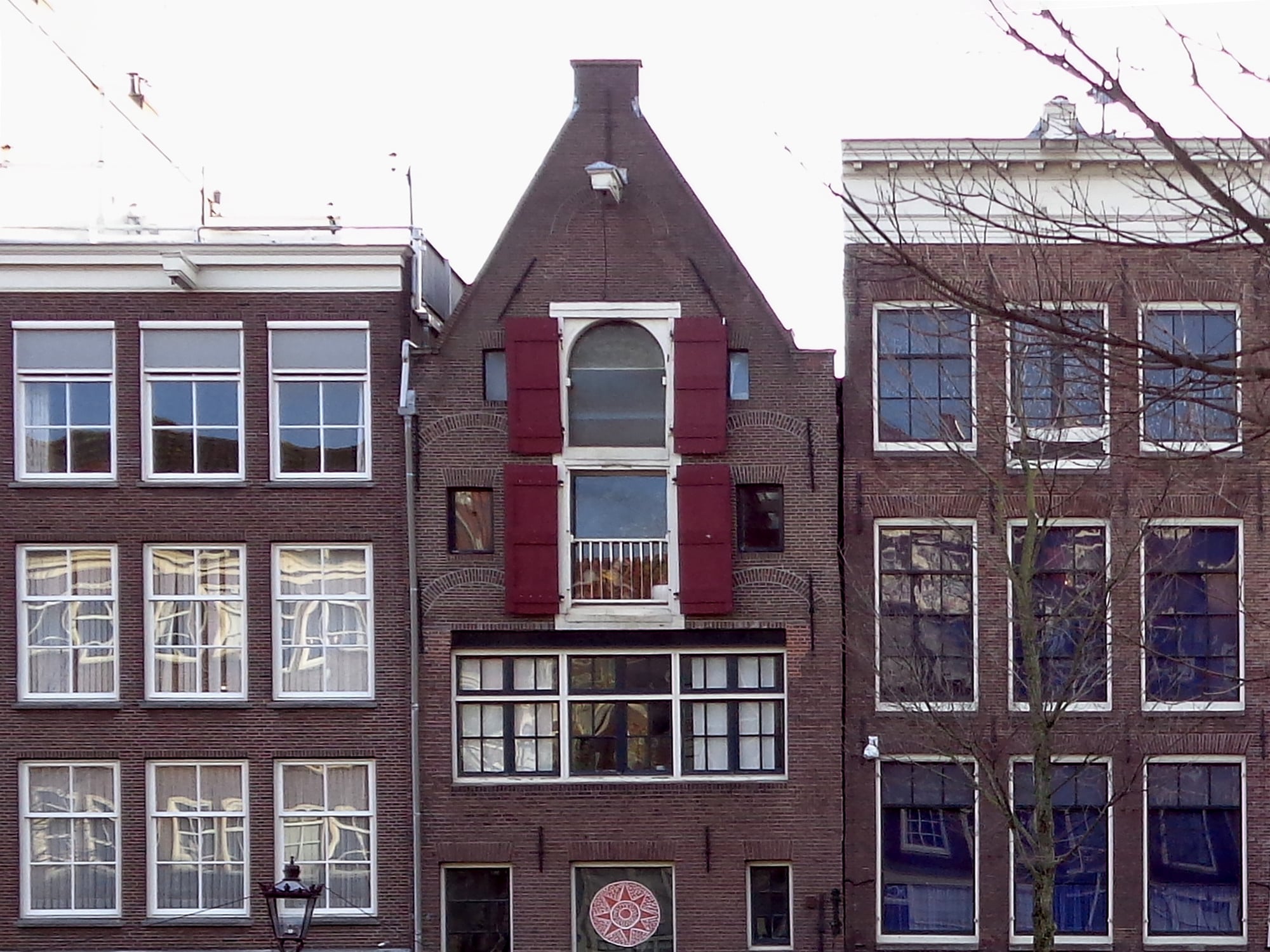 Türhohe Klappläden bei einem Haus in Amsterdam