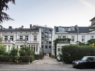 Zwischen der gründerzeitlichen Blockrandbebauung lugt der umgebaute Hochbunker hervor, der nun 15 Eigentumswohnungen beherbergt.