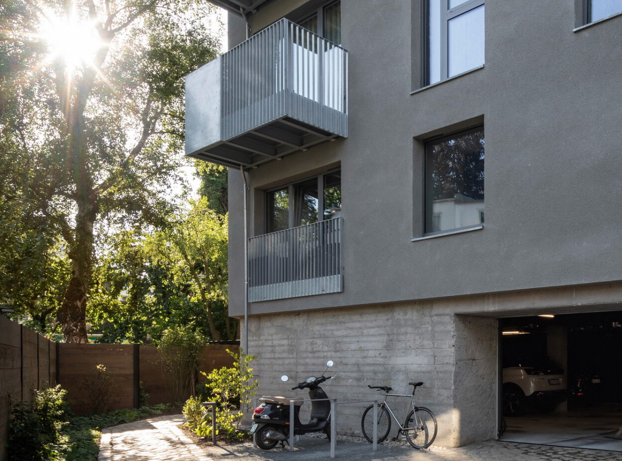 Der Umbau erfolgte nach Plänen von Björn Liese Architektur. In die meterdicken Außenwände wurden großzügigen Fensteröffnungen eingeschnitten.