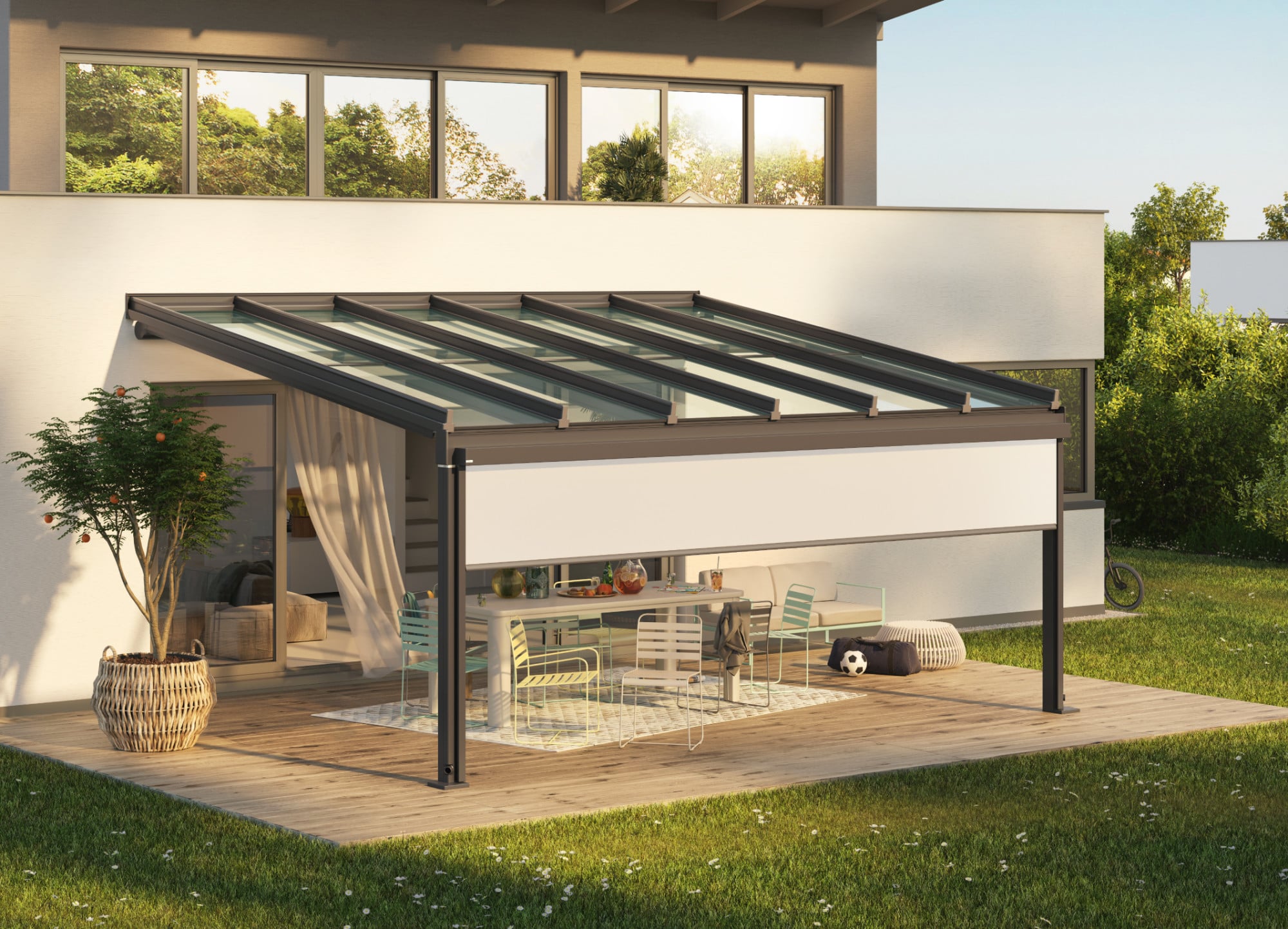 Das beste aus zwei Welten: Das Terrassendach Terrazza Sempra von Hersteller Weinor wurde für Bauherrschaften entwickelt, die sich modernes Design wünschen, jedoch nicht auf eine klassische Dachneigung verzichten wollen.
