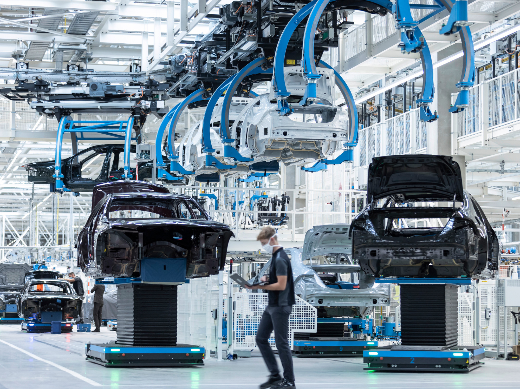 Das Innenleben dieser Halle soll laut Bauherrschaft durch seine Ausstattung und digitale Vernetzung dazu beitragen, die Produktion von Automobilen zu revolutionieren. 