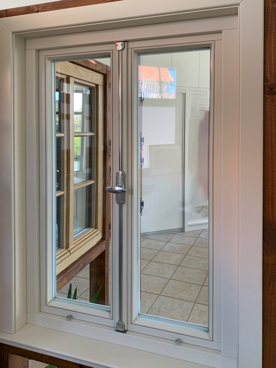 beide Fensterflügel werden gleichzeitig geöffnet oder geschlossen, die Verriegelung erfolgt über einen Stangenverschluß 