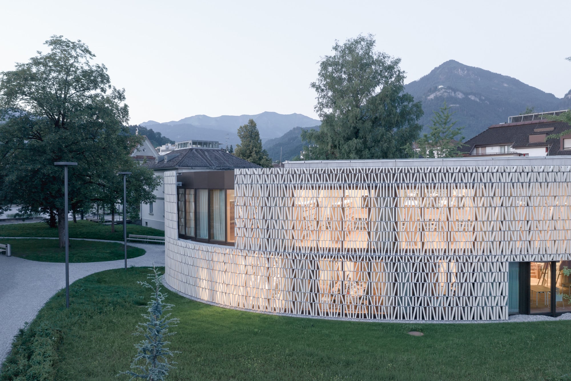 Der Pavillon auf ovalem Grundriss befindet sich fünf Minuten vom Marktplatz entfernt.