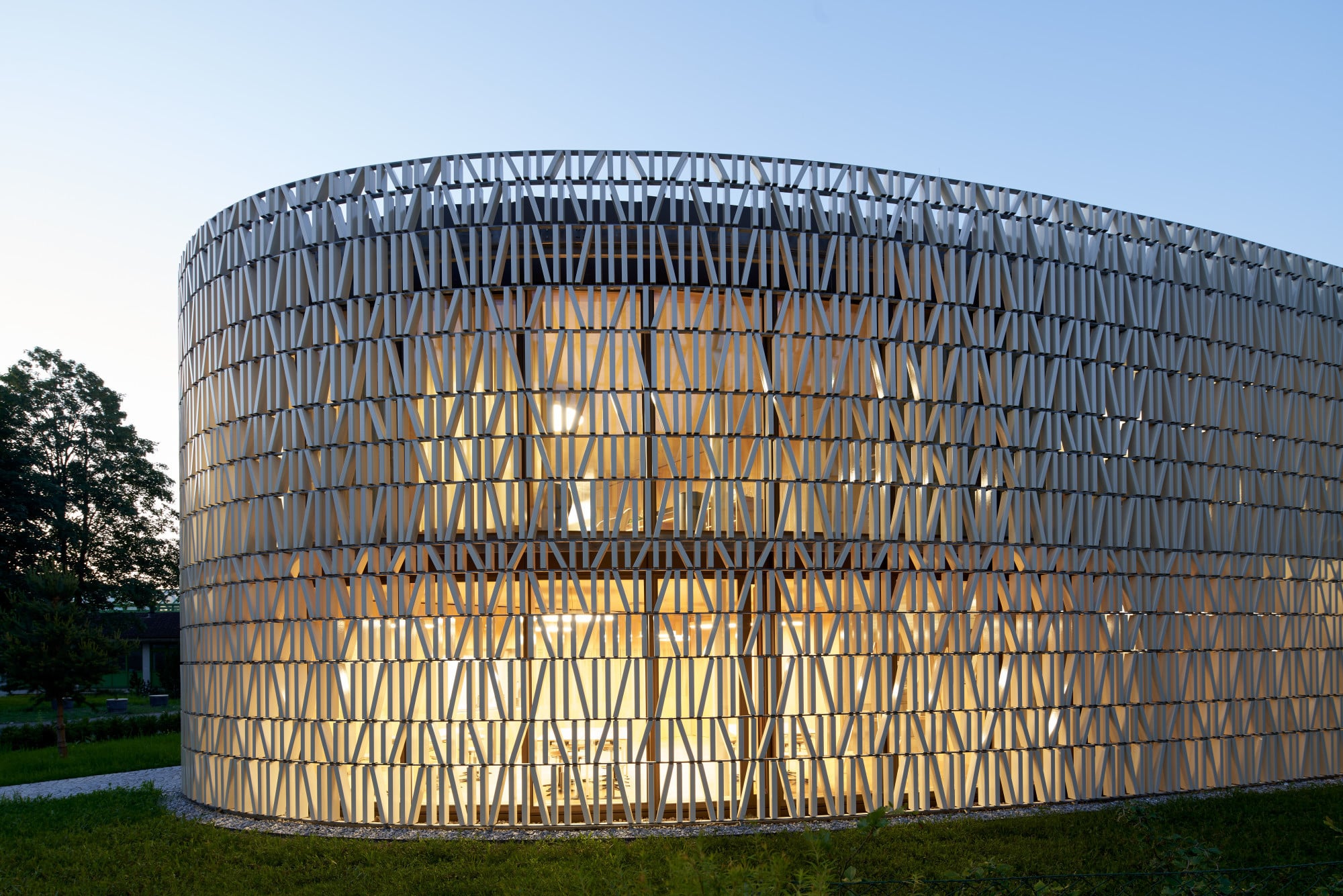 Geprägt ist der Bau von seiner halbtransparenten Fassade.