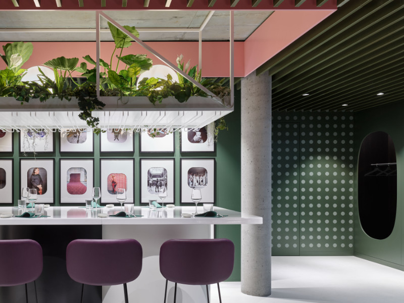 Hinter der nüchternen Fassade kaum zu erwarten, wirkt das Interieur, konzipiert durch die Ippolito Fleitz Group, ausgesprochen glamourös.