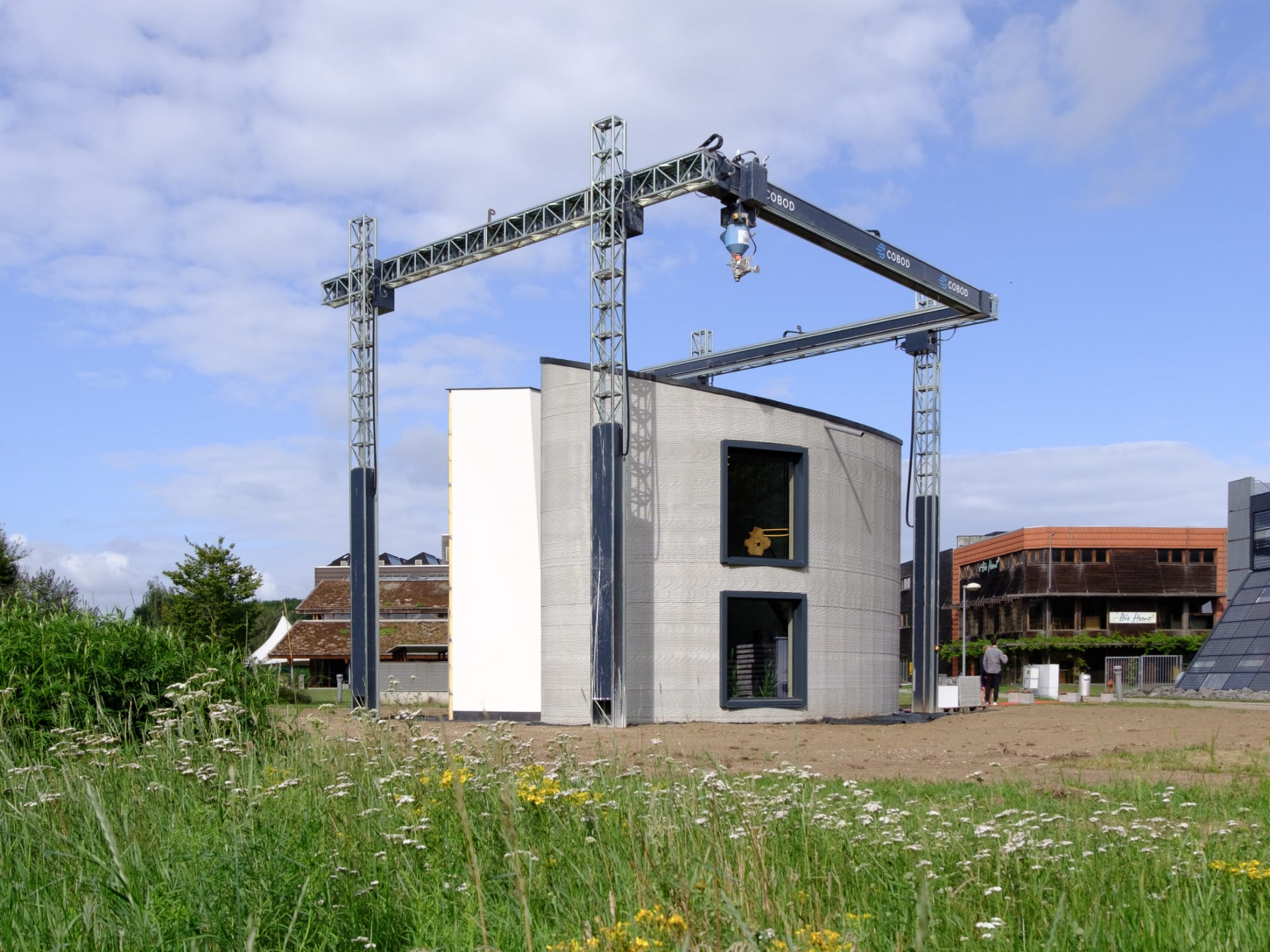 Gefördert durch einen europäischen Fond entstand auf Initiative von Kamp C in Westerlo die Betonhülle eines zweistöckigen Gebäudes im 3D-Druck-Verfahren.