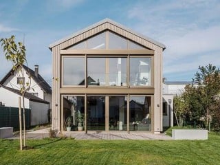 Jenseits des Mehrparteientrakts liegt das Wohnhaus am Ende des Zufahrtsweges. 