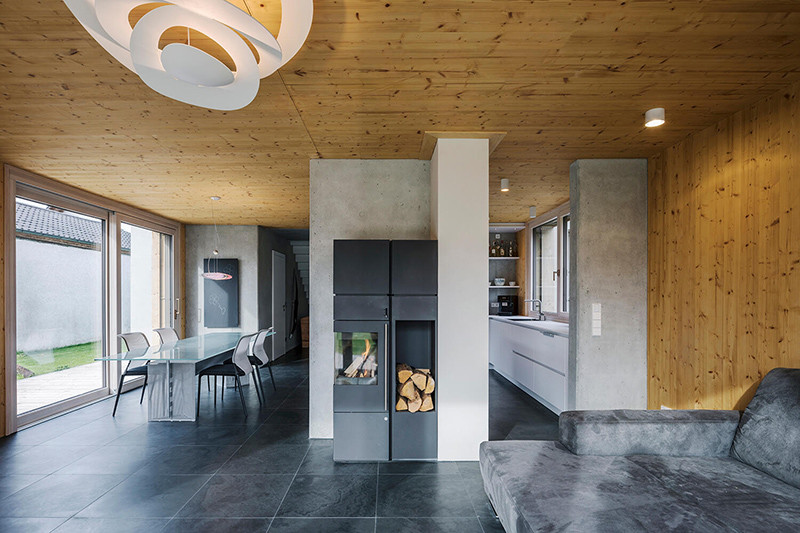 Die Innenräume werden durch Holz- und Betonoberflächen bestimmt.