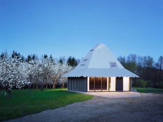 Der Wohnpavillon, den Thomas Kröger Architekten in der Uckermark errichteten, erinnert an eine asiatische Architektur.