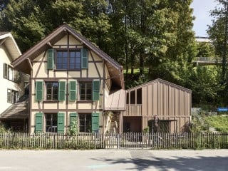 Generalüberholt: Im Zuge einer energetischen Sanierung erweiterten Kast Kaeppli Architekten das denkmalgeschützte Fachwerkhaus in der Berner Jurastraße um einen modernen Anbau.