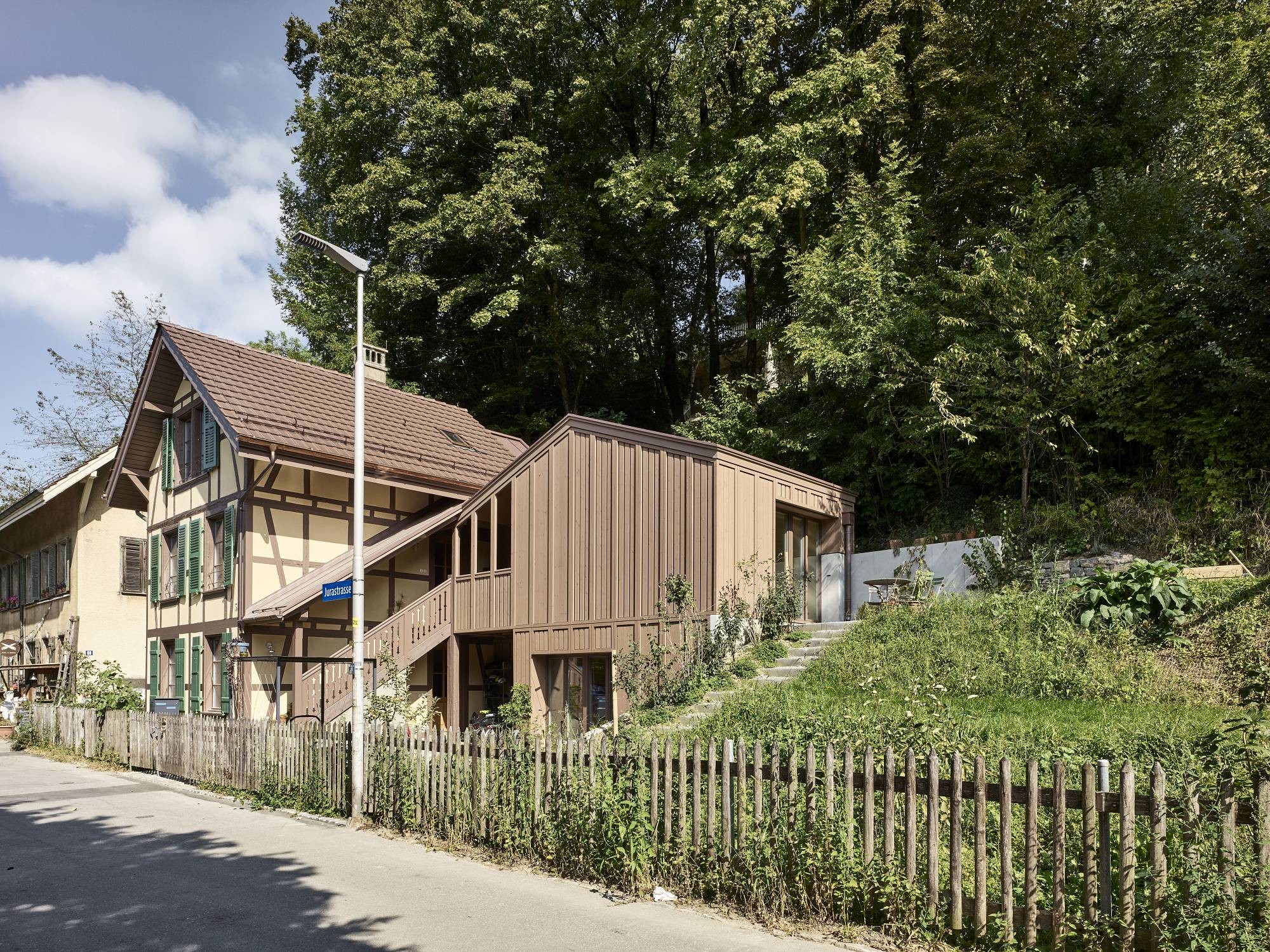 Als charakteristisches Element verfügt das Haus über eine überdachte Laubentreppe.