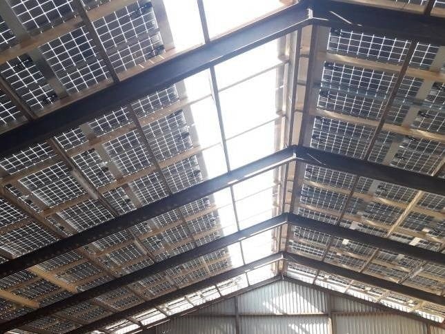 Statt einer teuren Dacheindeckung mit Aufdachsystem wird die gesamte Reithalle mit transparenten PV-Modulen der Modulserie Brilliant der Sonnenstromfabrik überspannt. 