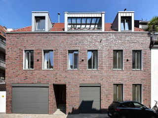 Das ehemalige Studentenwohnheim aus den 1960er-Jahren mit seinen kleinteiligen Grundrissen wurde nach Plänen von Architekten Spiekermann vollständig entkernt und in drei großzügige, helle Wohneinheiten verwandelt.