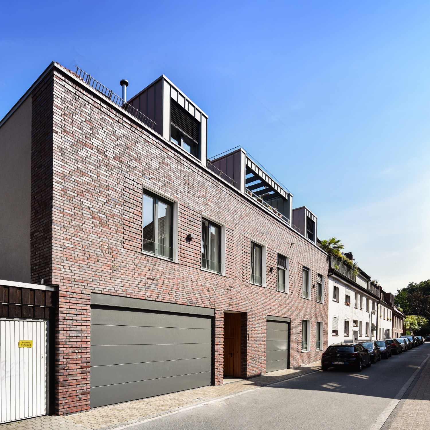 Neben den typisch münsterländischen Klinkern mit charakteristischen Kohle- und Schmelzbrandanteilen ist die Fassade durch ein Gesims und reliefierten Flächen zwischen den Wandöffnungen gegliedert.