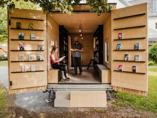 Bei schönem Wetter wird die Flügeltür an der Rückseite geöffnet.