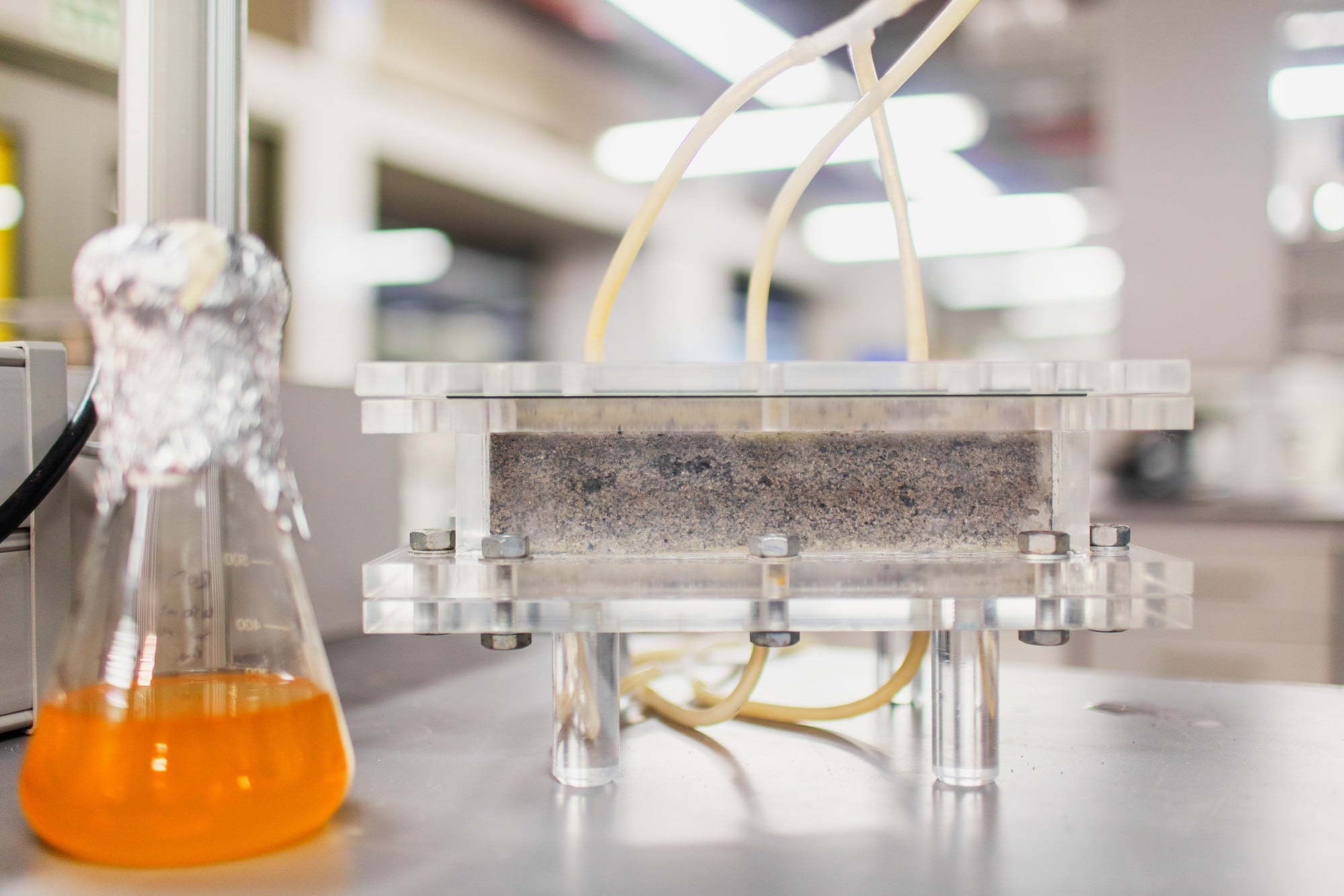 Die Urin-Ziegel werden abfallfrei durch einen natürlichen Prozess namens mikrobielle Karbonatfällung (microbial carbonate precipitation) hergestellt.