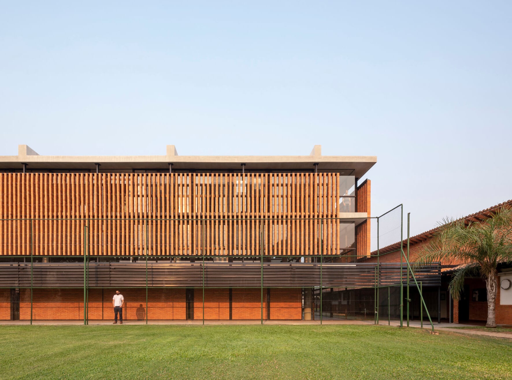 Der Neubau auf dem Campus der American School of Asunción, geplant von Equipo de Arquitectura, fügt sich gut in den Bestand.