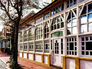 Diese hölzerne Veranda prägt die gesamte öffentliche Fassade des Hauses.