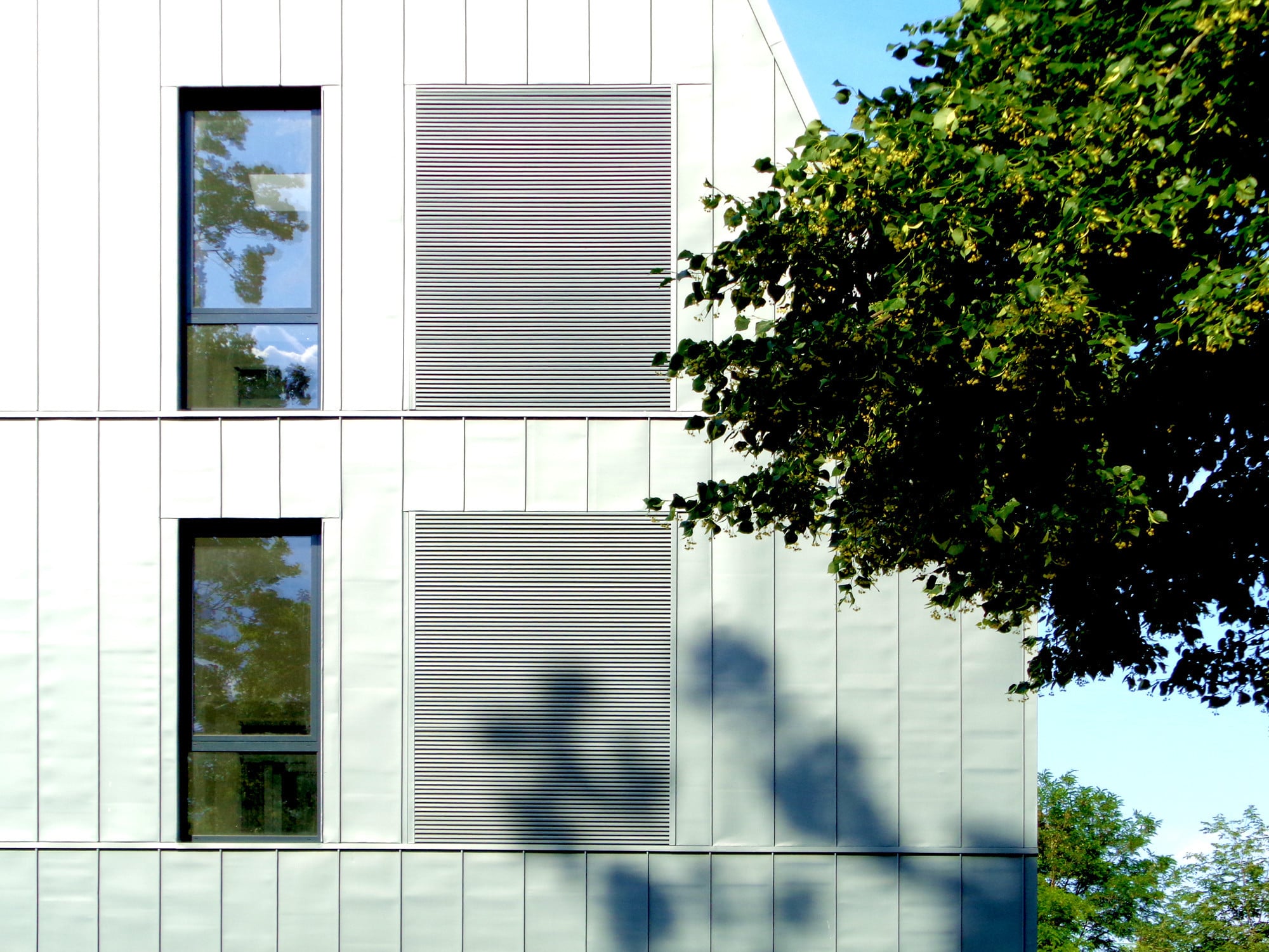 Bei einem stehenden Fenster ist die Fensterhöhe ein Vielfaches der Fensterbreite, während bei einem liegenden Fenster die Fensterbreite um ein Vielfaches größer ist als die Fensterhöhe (im Bild: stehendes Fenster in einer Metallhaut). 