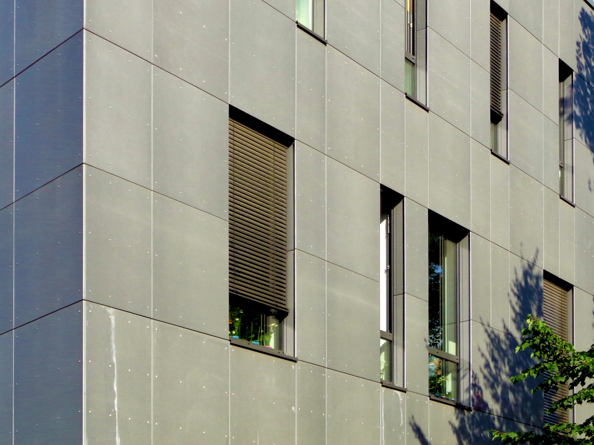 Stehende Fenster innerhalb eines geometrischen Fugenbilds