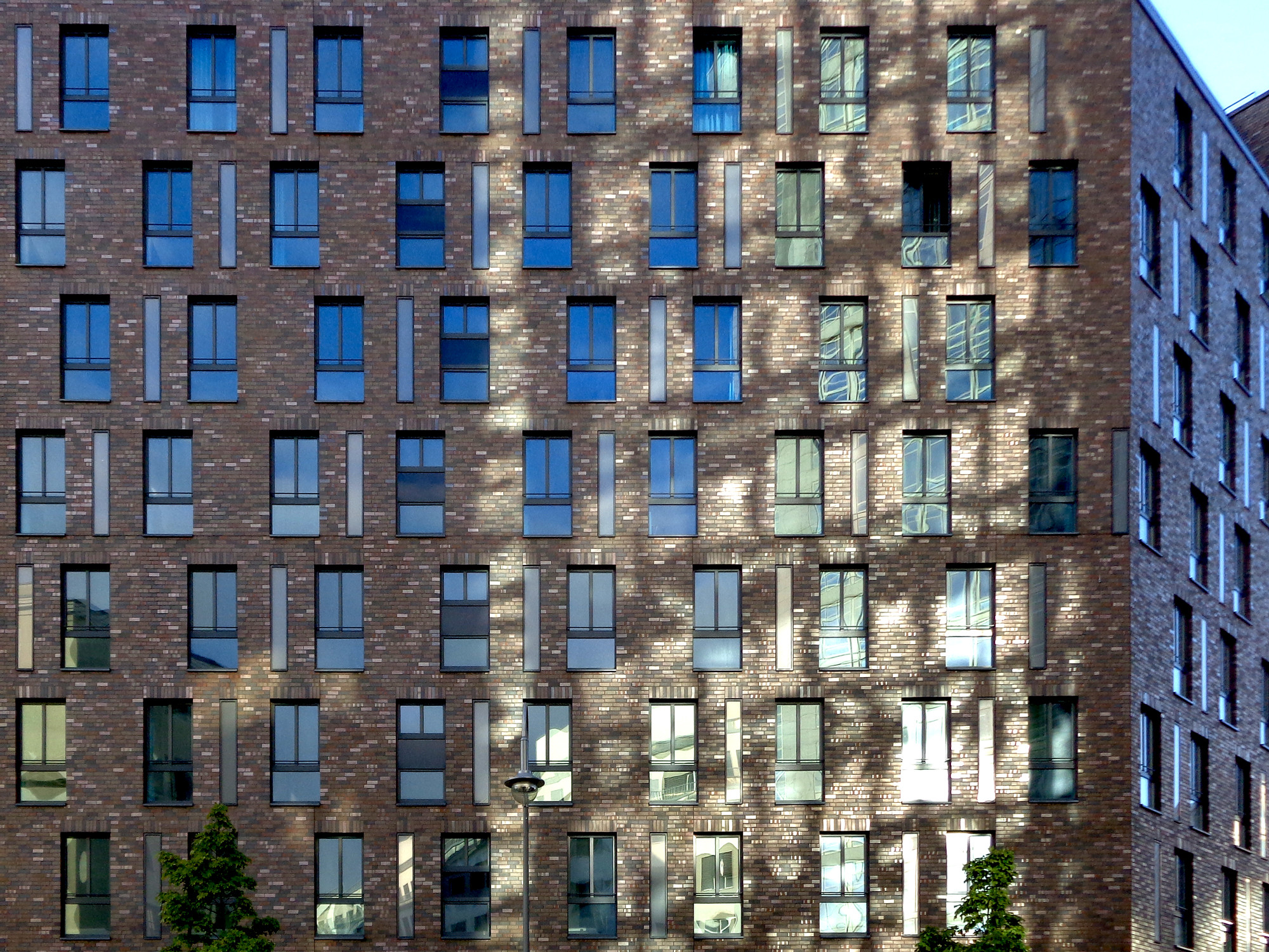 Zwei unterschiedliche stehende Fenster bilden ein rhythmisches Muster