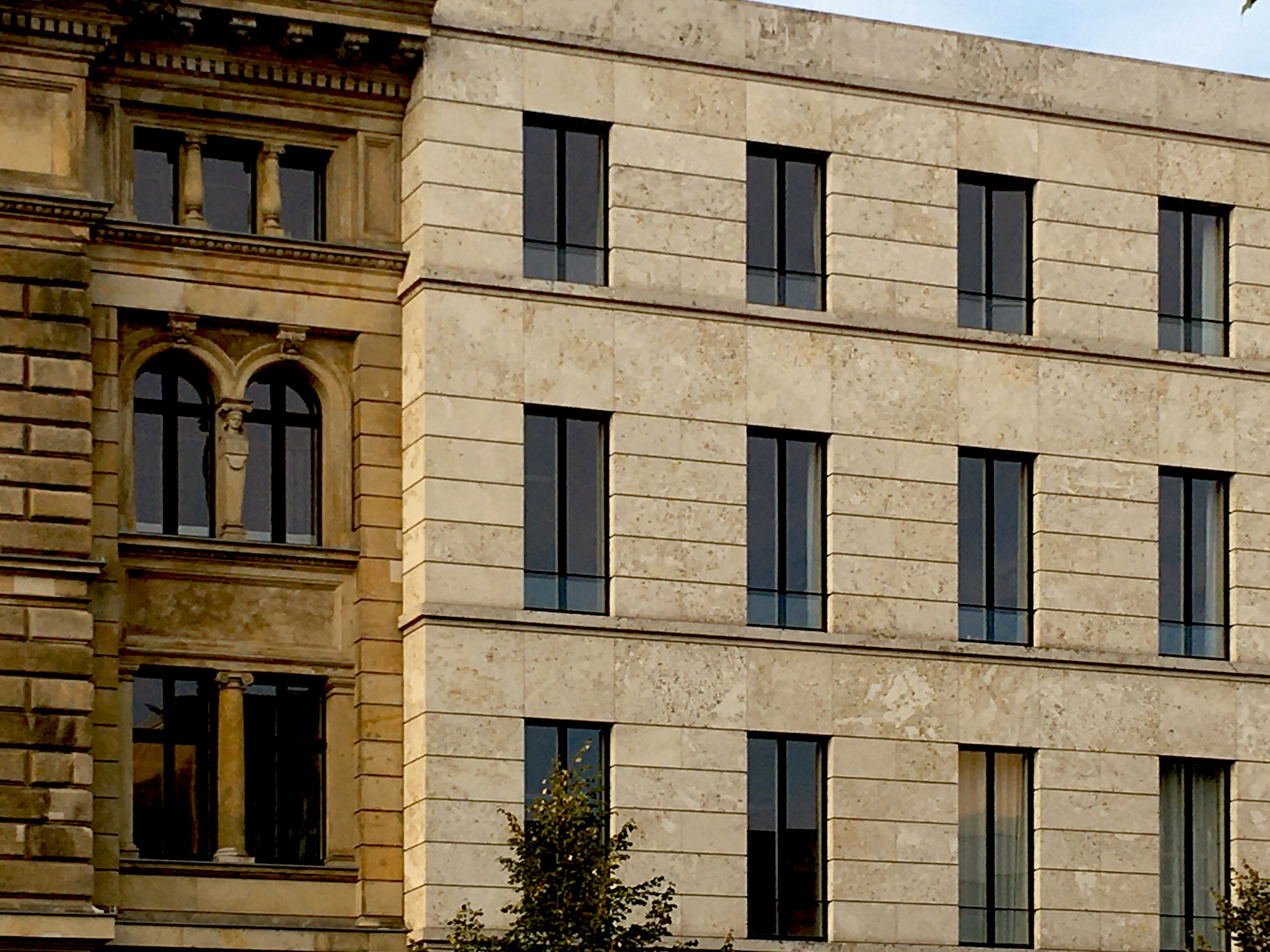 Stehende Fenster neben historischen Zwillings- und Drillingsfenstern