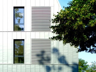 Bei einem stehenden Fenster ist die Fensterhöhe ein Vielfaches der Fensterbreite, während bei einem liegenden Fenster die Fensterbreite um ein Vielfaches größer ist als die Fensterhöhe (im Bild: stehendes Fenster in einer Metallhaut). 