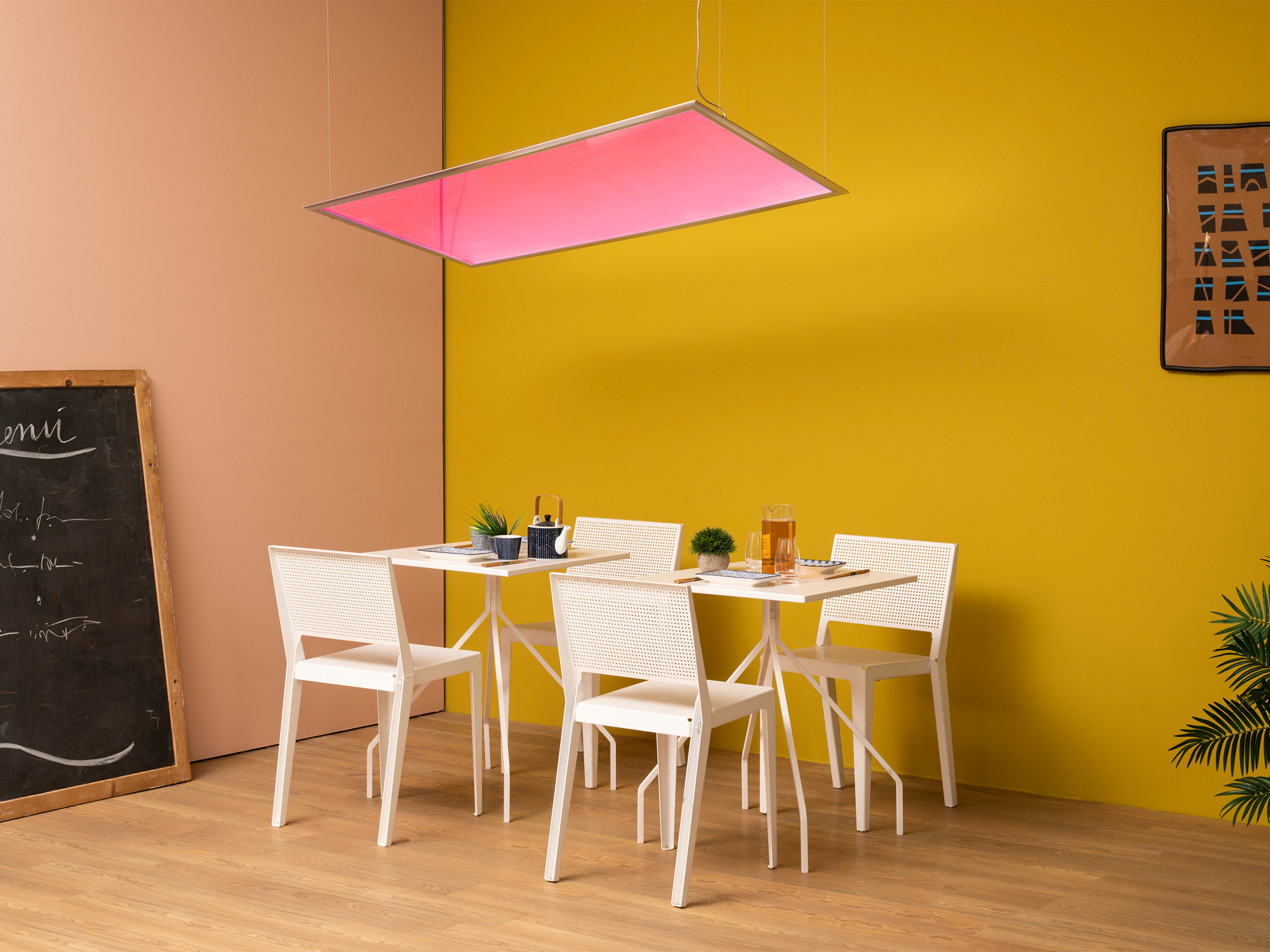 Farbiges Licht oder dimmbares Weiß sorgen für effektvolle Akzente im Raum.