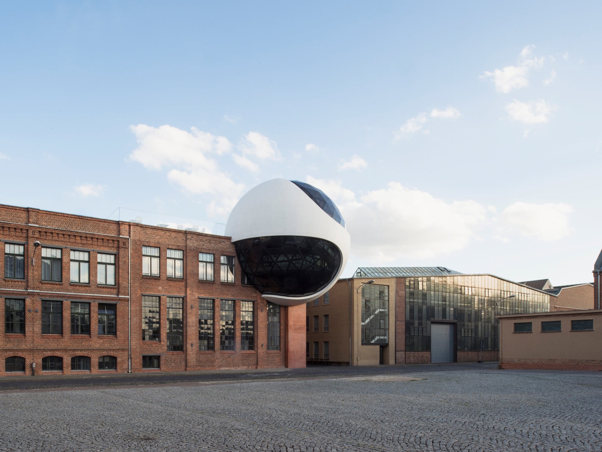 Das Beleuchtungskonzept für die Sphere genannte Kugel stammt von Licht Kunst Licht.