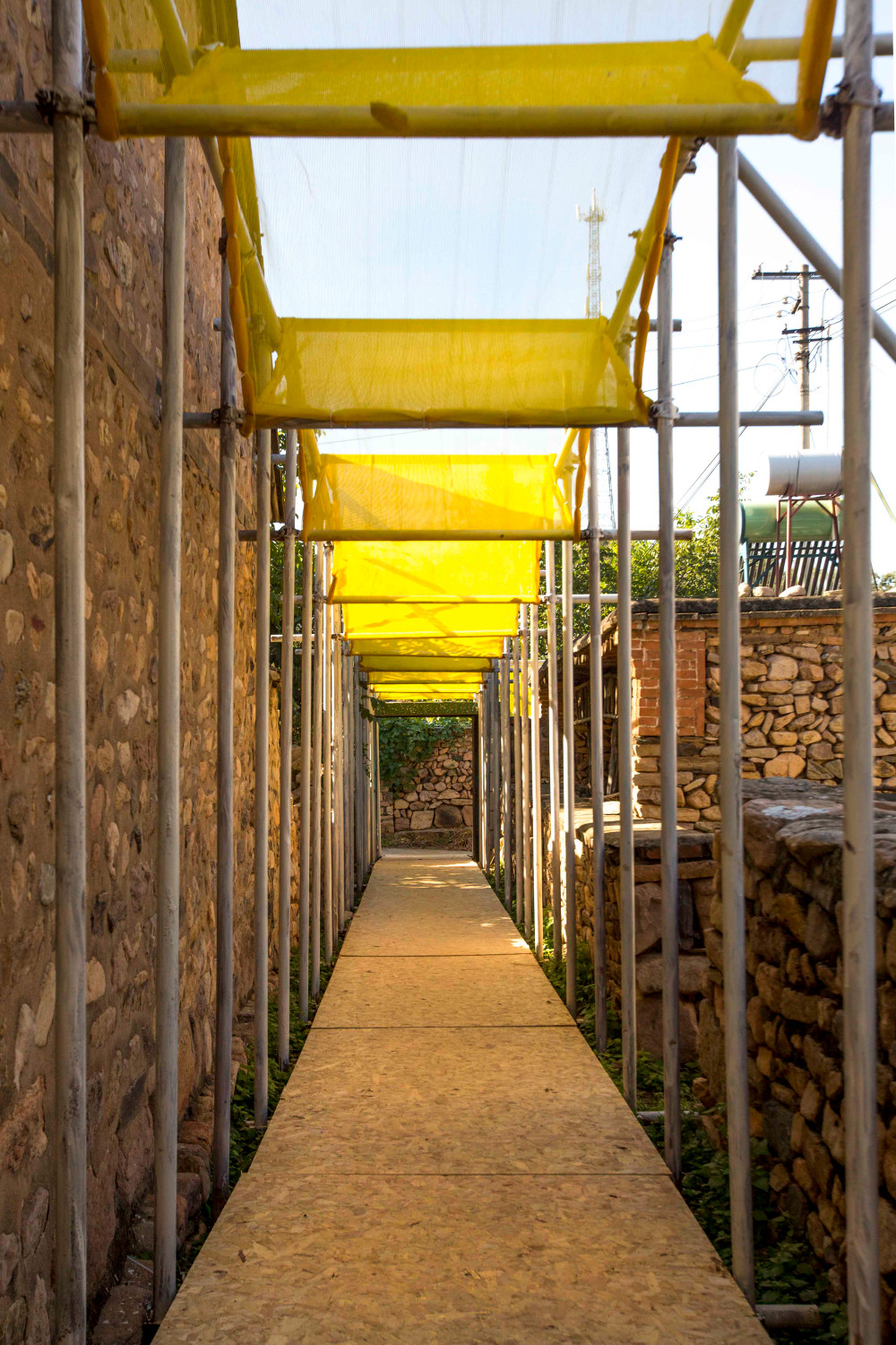 Nach dem Konzept des Architekten Fu Yingbin wurden eine alte Mühle und ein traditioneller Bauernhof räumlich in die ursprünglich nur entlang der Hauptstraße geplante Veranstaltung eingebunden.