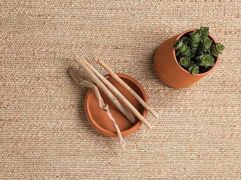 Eine neue Teppichkollektion, die komplett aus Hanffasern besteht, hat der Hersteller Nanimaquina mit Herb im Sortiment
