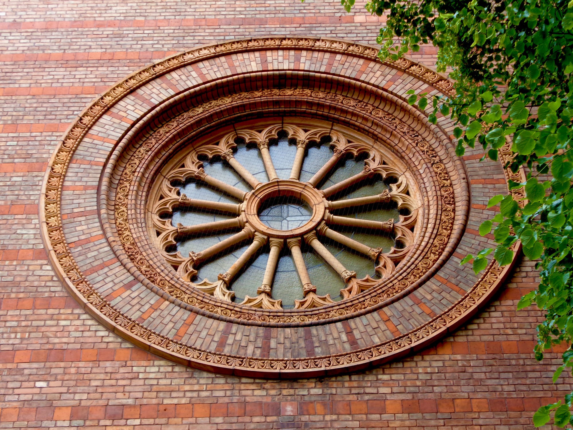 Radfenster in einer Mauerwerkswand