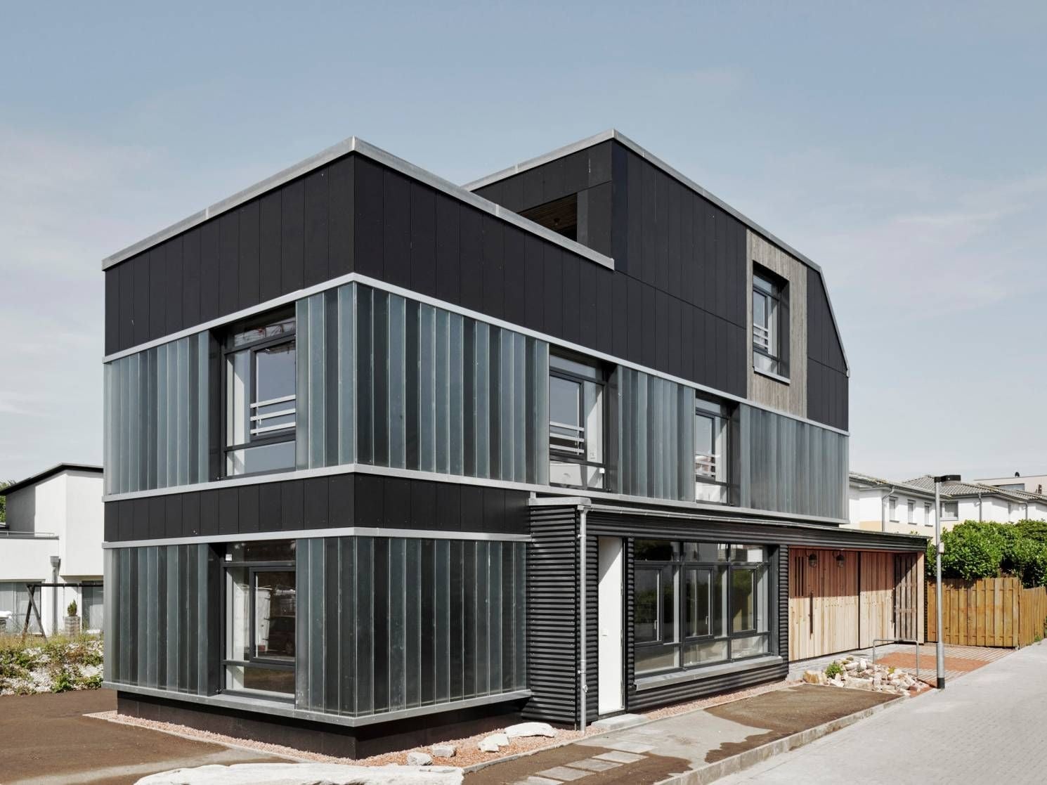 Zum Wegwerfen zu schade: Die Fassade des Recyclinghauses von Cityförster architecture + urbanism in Hannover besteht zu 90 Prozent aus wiederverwendetem Material.