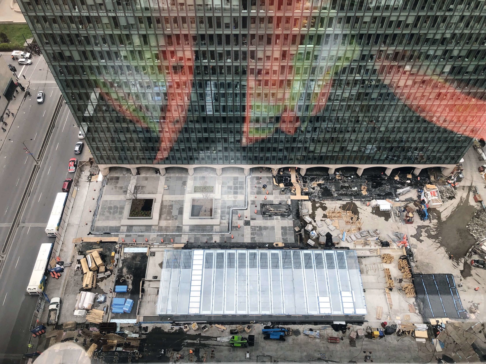 In diesem Zuge wurde auch ein etwa 630 qm großes Glasdach realisiert, das einen freien Blick in die darunterliegende Food- und Shopping Mall bietet. 