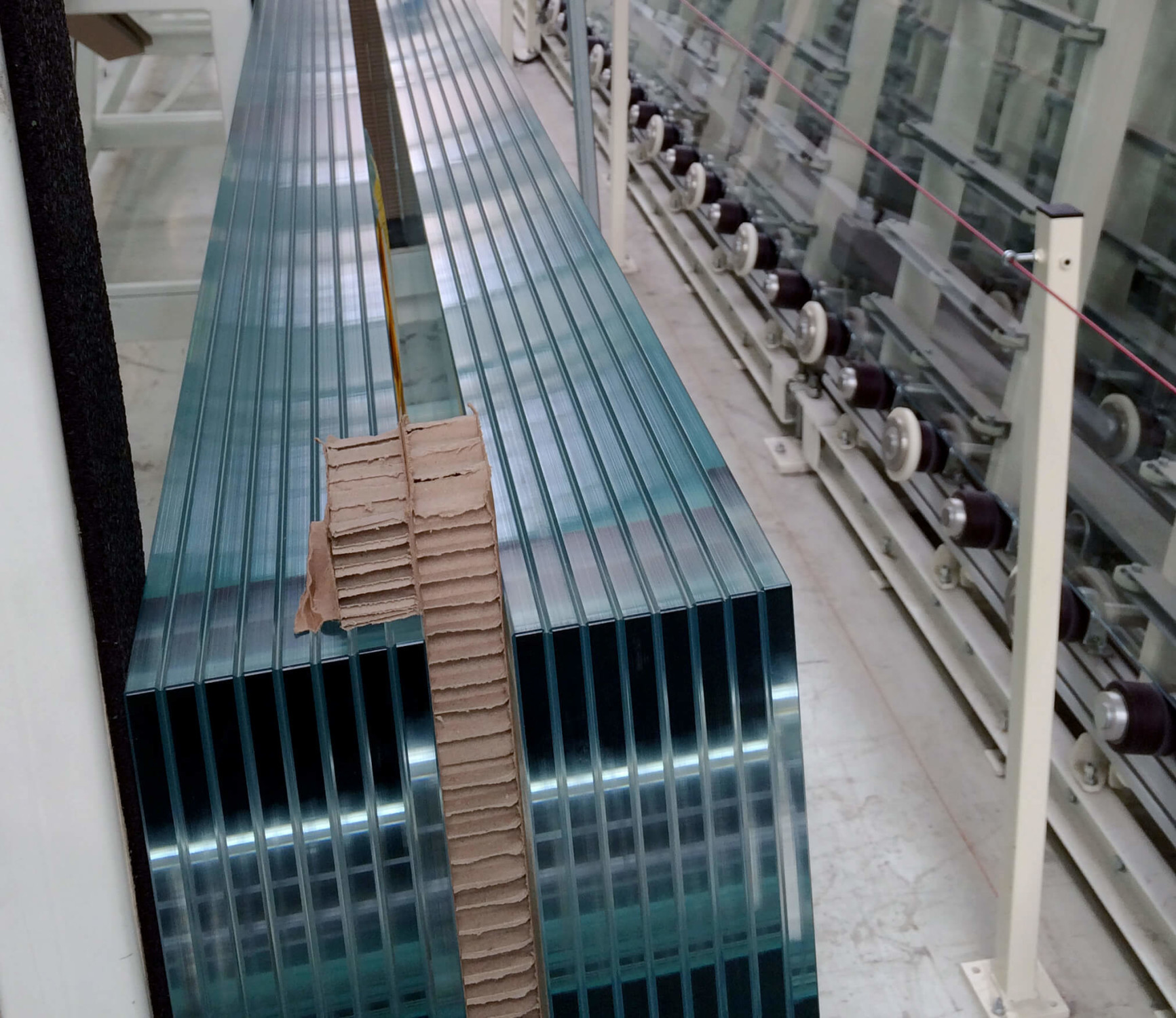 Die Verbundsicherheitsglasträger bestehen aus einem 8-lagigen Aufbau und sind ebenfalls 15 Meter lang. 