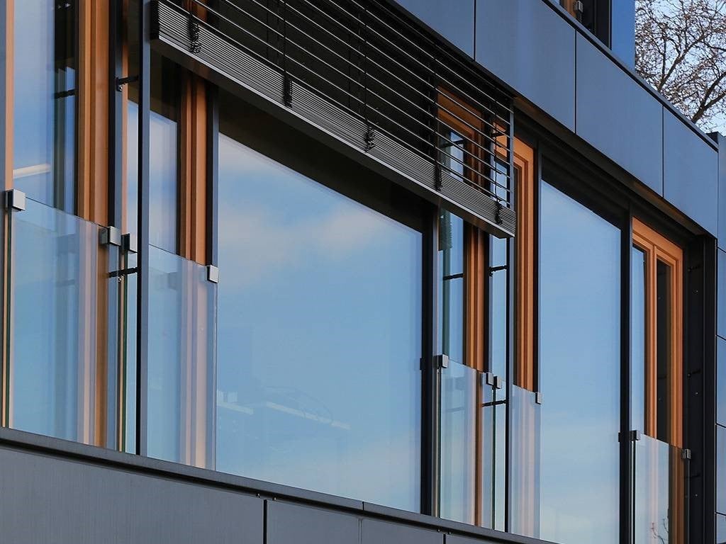 Transparenz ist auch bei Absturzsicherungen möglich: Ein Glasgeländer für französische Balkone bietet der Hersteller Glas Marte mit dem System GM Windoorail Frameless. 