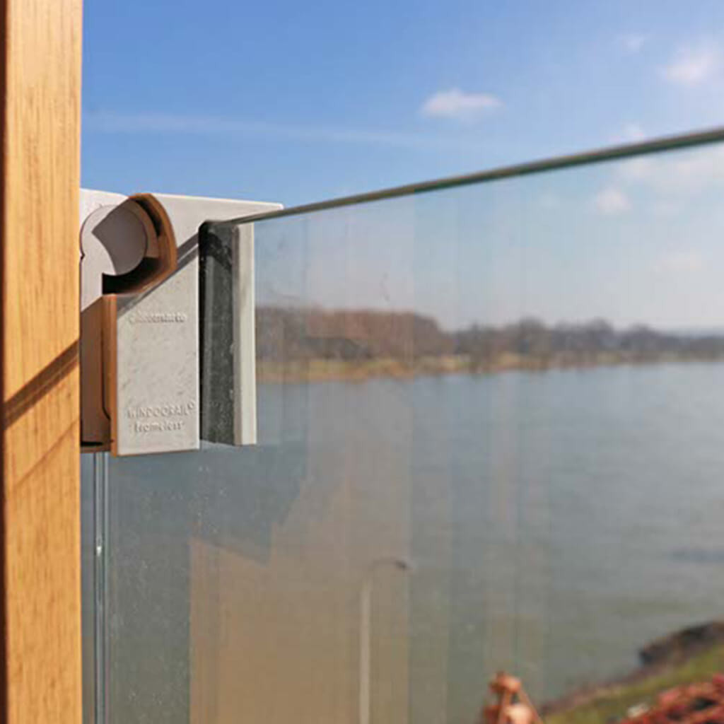 Detail der Eckbefestigung - hier werden eventuell auftretende Stoßeinwirkungen gedämpft.