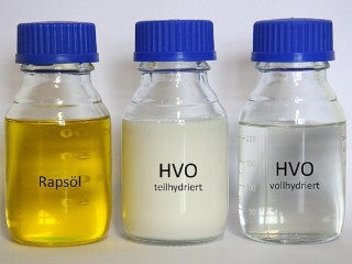 Hydriertes Pflanzenöl (HVO) wird derzeit aus Anbaubiomasse, Altfetten und -ölen erzeugt. Die Kapazitäten werden weltweit deutlich ausgebaut. 