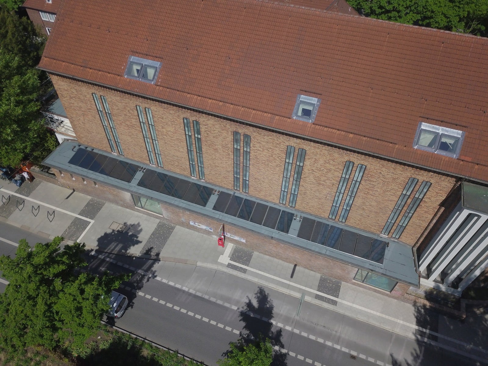 Auf dem Dach des Seitenschiffs befinden sich die Solarkollektoren für die Beheizung der Innenräume.